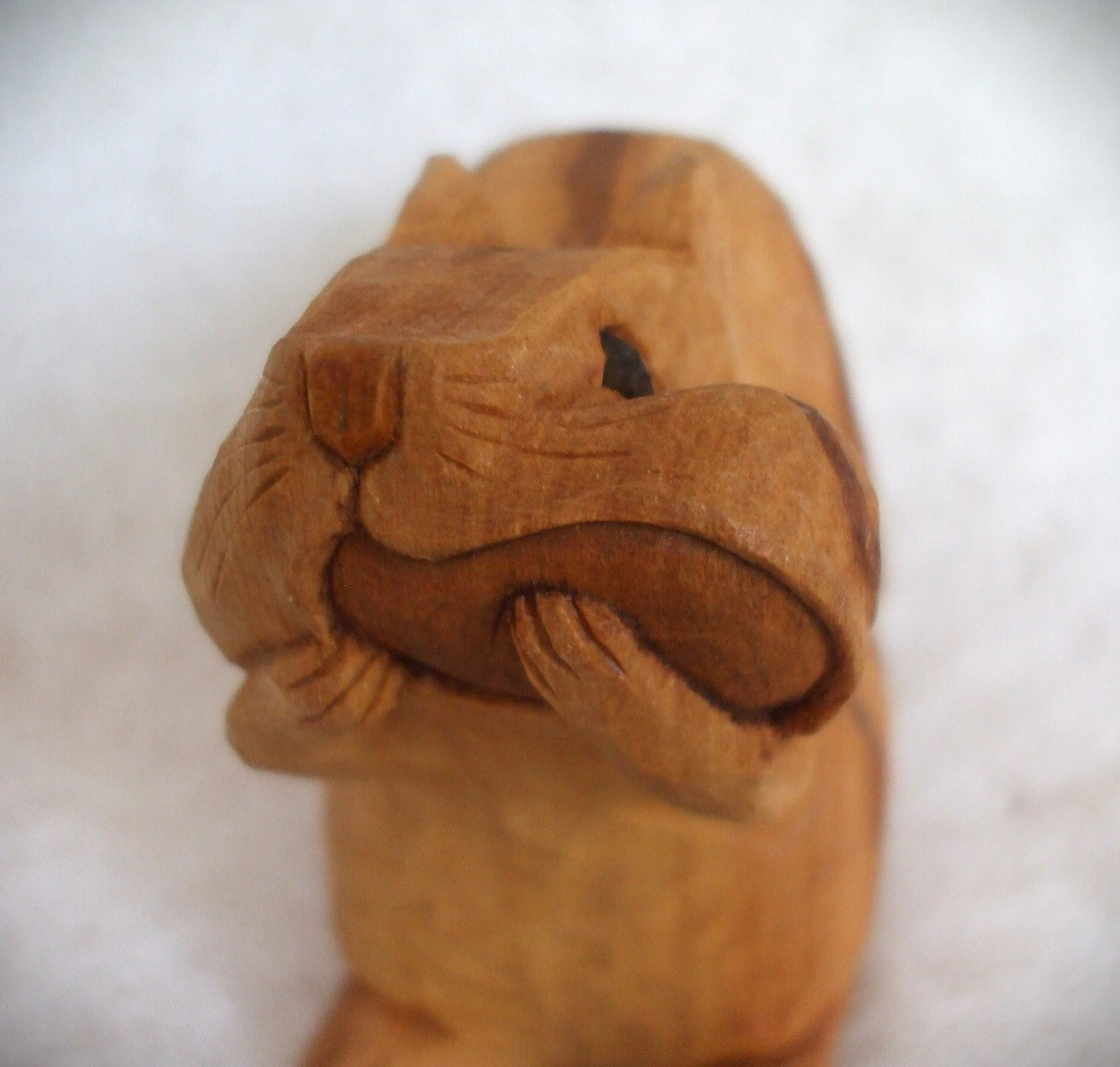 ♪ほっぺたを膨らませたシマリスの木彫り置物♪