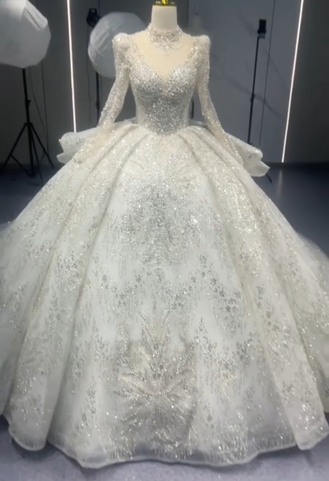 見逃さない　フレアスカート　ロングトレーン　サイズオーダー可能　背中空き　編みあげ　ブライダル　白ホワイト結婚式ピカピカ