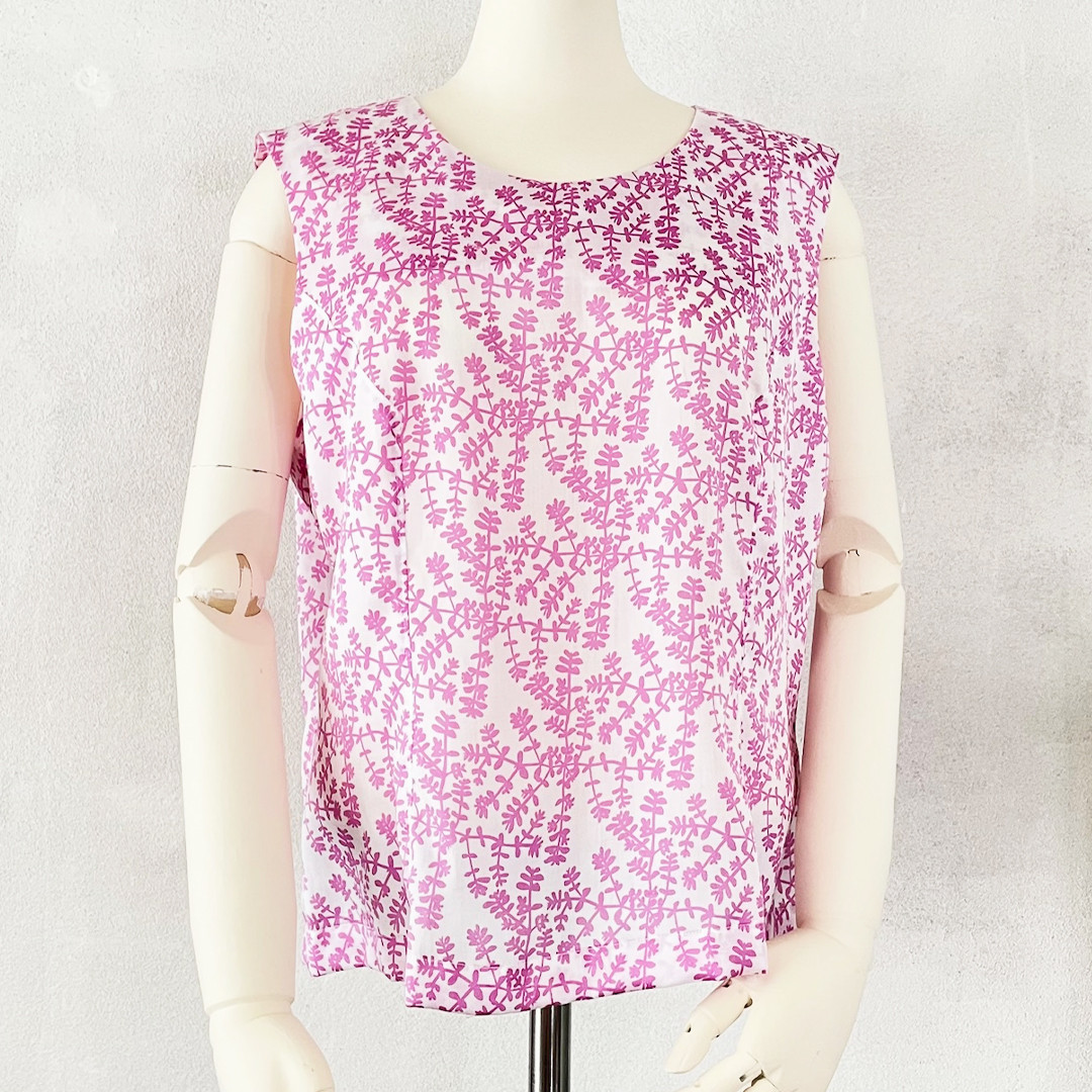 爽やかノースリーブブラウス /　コニシキソウ　秋まで活躍　ジャケットやニットのインに　草花模様　ボタニカル