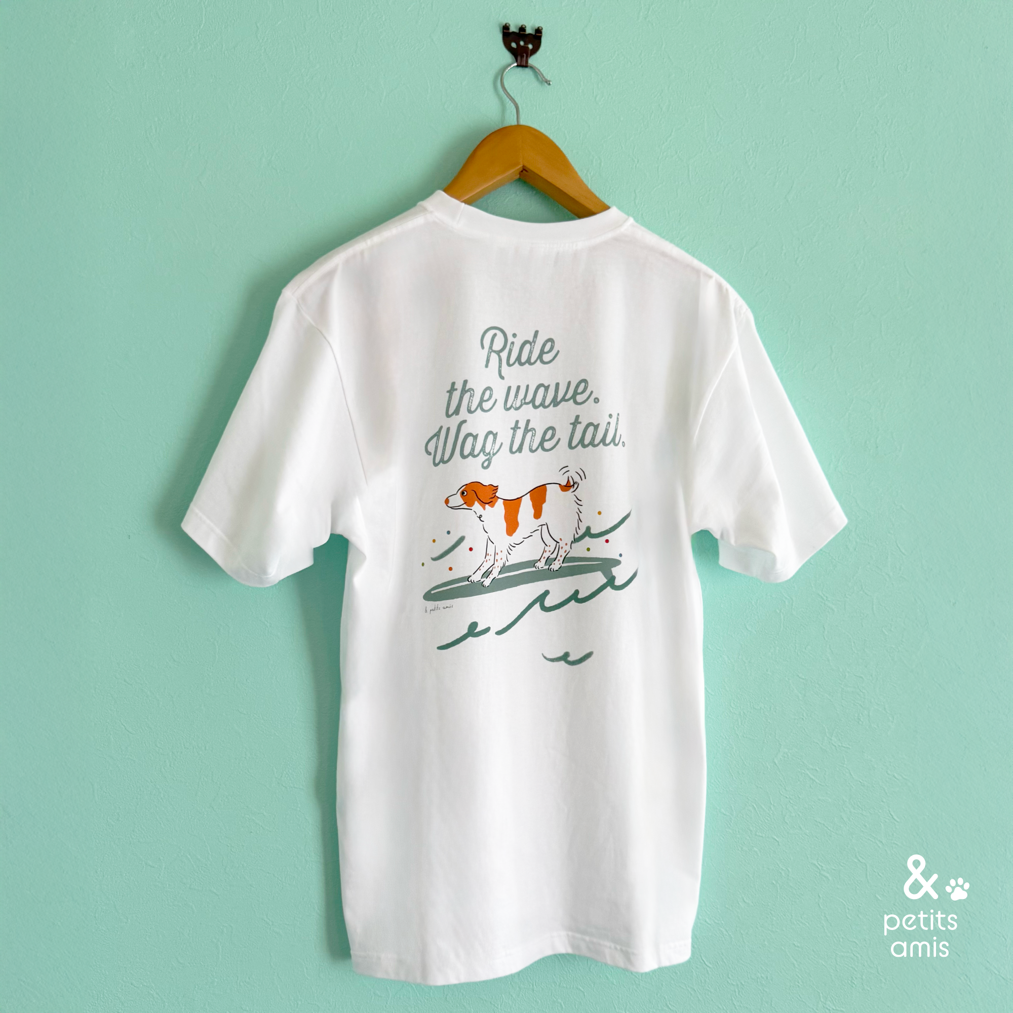 犬Tシャツ｜選べる犬種×サーフィン・波乗り×海モチーフ｜厚手ユニセックスTシャツ｜Wagシリーズ・ドッグビーチライフ