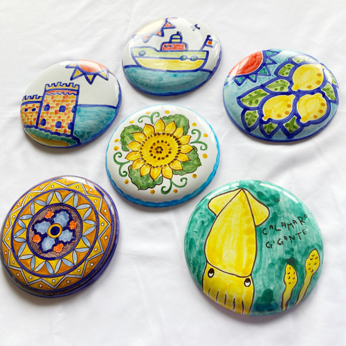 陶器でできた壁掛け