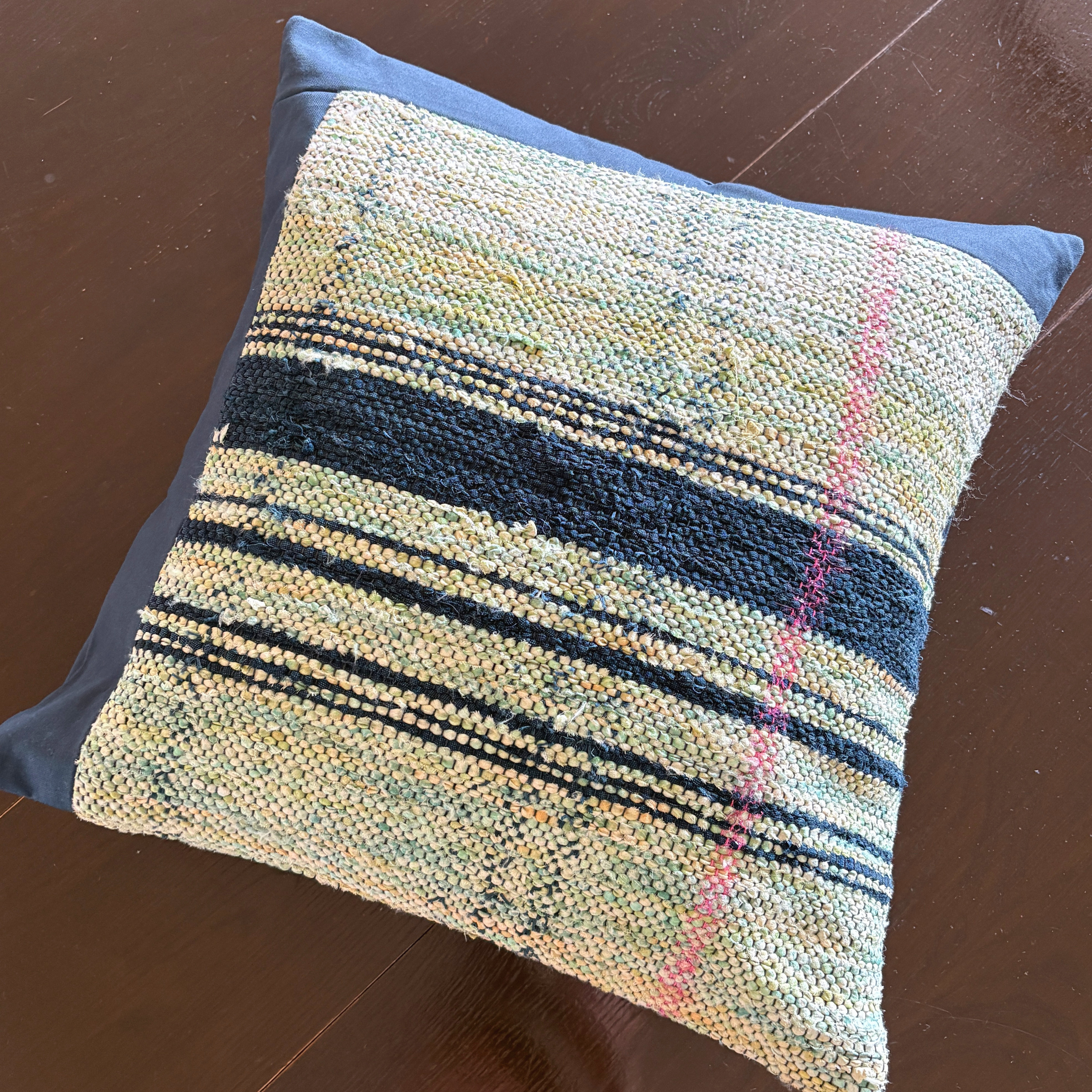 着物で手織り 裂き織りクッションカバー （ 癒しの水面 ）