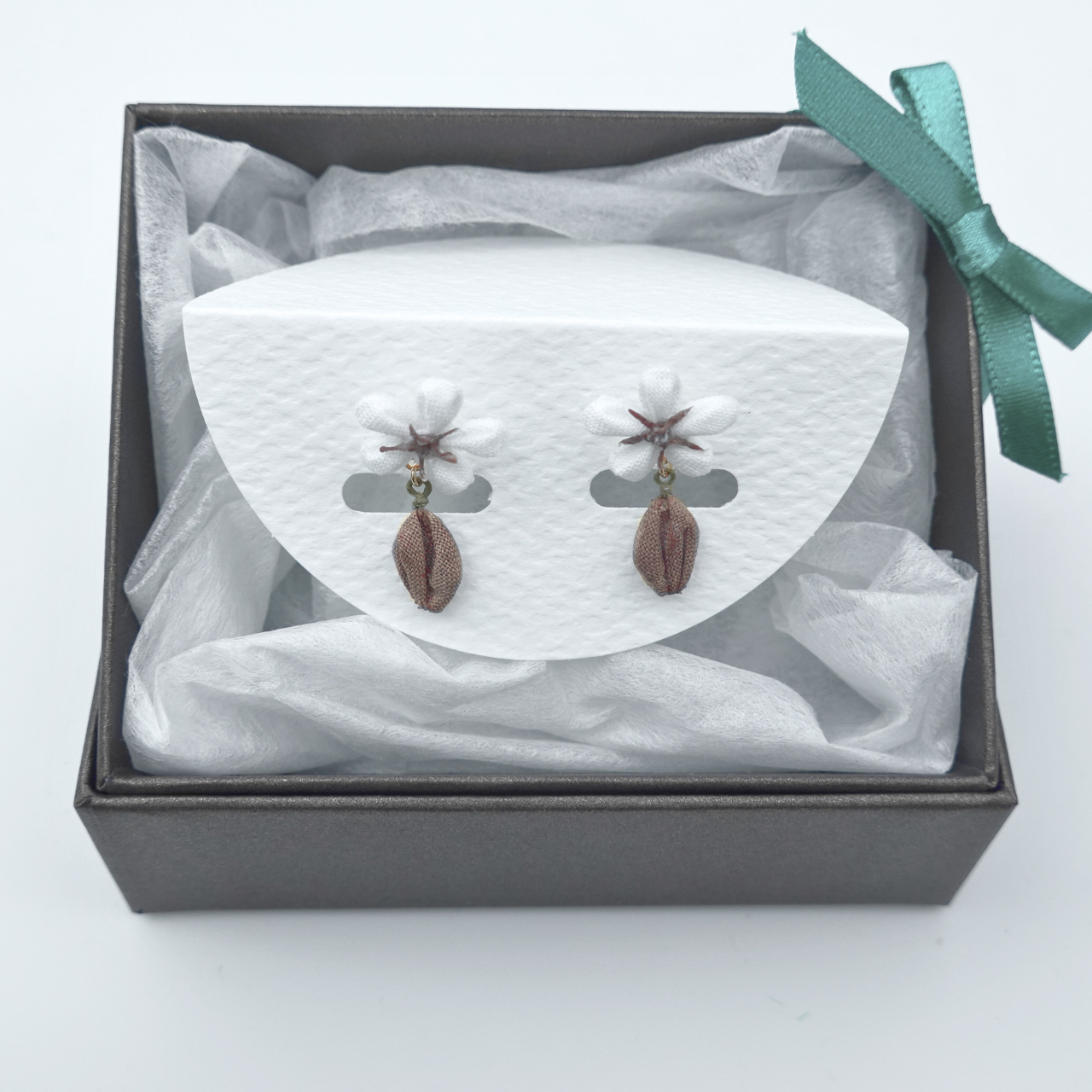 つまみ細工「コーヒーのピアス・イヤリング」