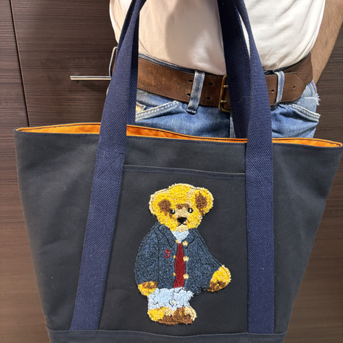 035】ふわふわ刺繍ベアのトートバック（ネイビー）（Mad Hatter
