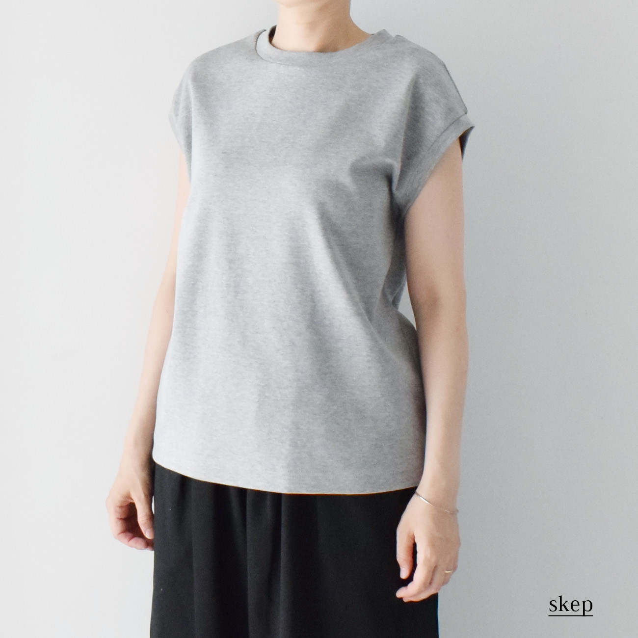 ポンチ素材のフレンチスリーブカットソー（コットン100％）：グレー［TO43NSGY］