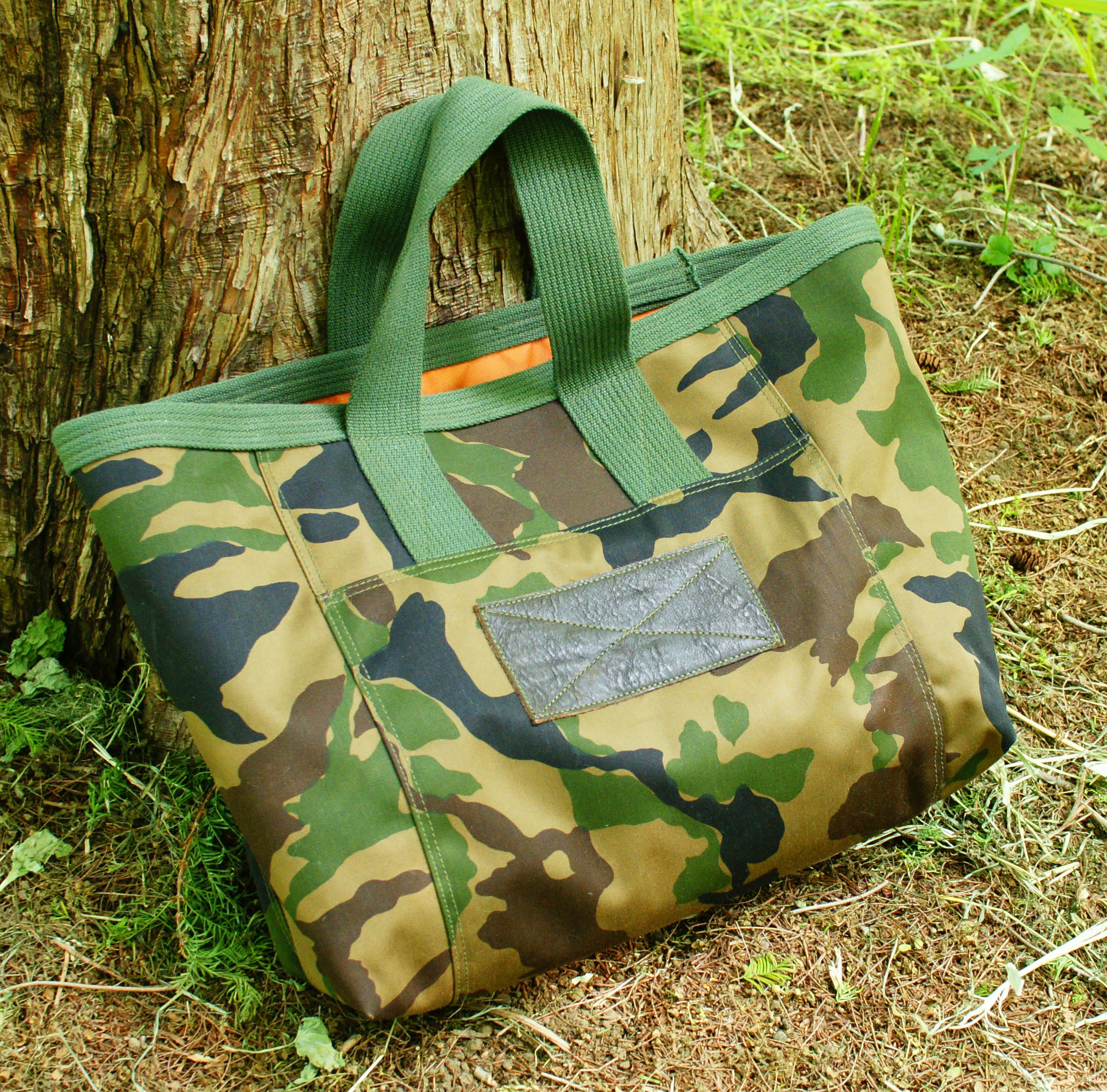 【021】迷彩柄の大きめトートバック（Mad Hatter）