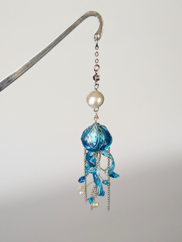 青色クラゲのしおり　ブックマーク　海　クラゲ　栞　読書　本　手帳　スケジュール帳　ディップアート　レジン　贈り物　 2枚目の画像