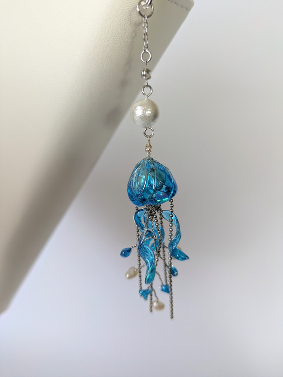 青色クラゲのしおり　ブックマーク　海　クラゲ　栞　読書　本　手帳　スケジュール帳　ディップアート　レジン　贈り物　 4枚目の画像