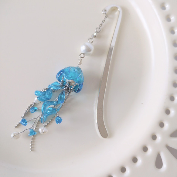 青色クラゲのしおり　ブックマーク　海　クラゲ　栞　読書　本　手帳　スケジュール帳　ディップアート　レジン　贈り物　 1枚目の画像