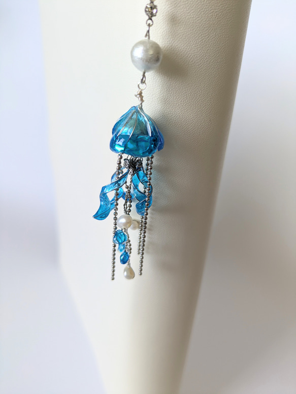 青色クラゲのしおり　ブックマーク　海　クラゲ　栞　読書　本　手帳　スケジュール帳　ディップアート　レジン　贈り物　 3枚目の画像