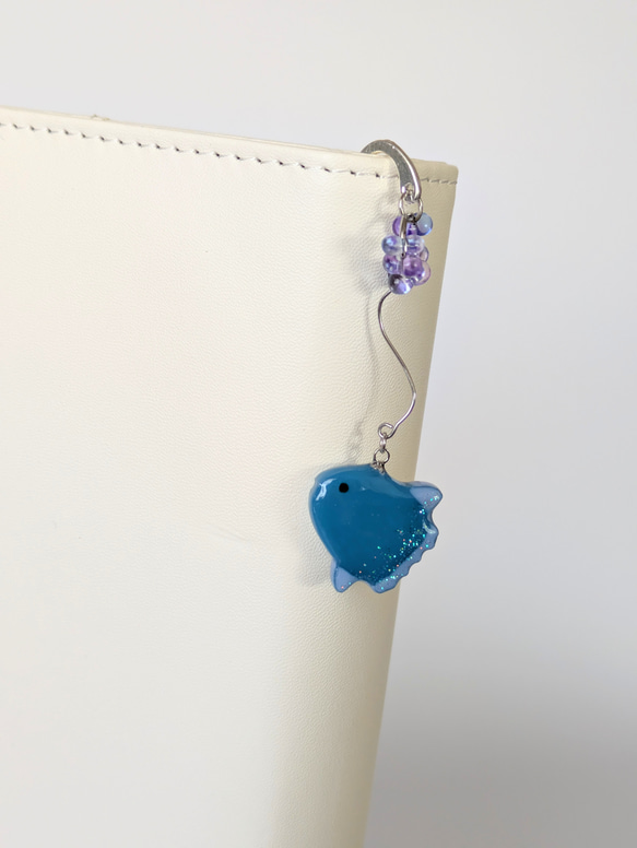 マンボウのブックマーク　栞　マンボウ　海　マンボー　ブックマーカー　読書　本　手帳　帯飾り　スケジュール帳　贈り物 2枚目の画像