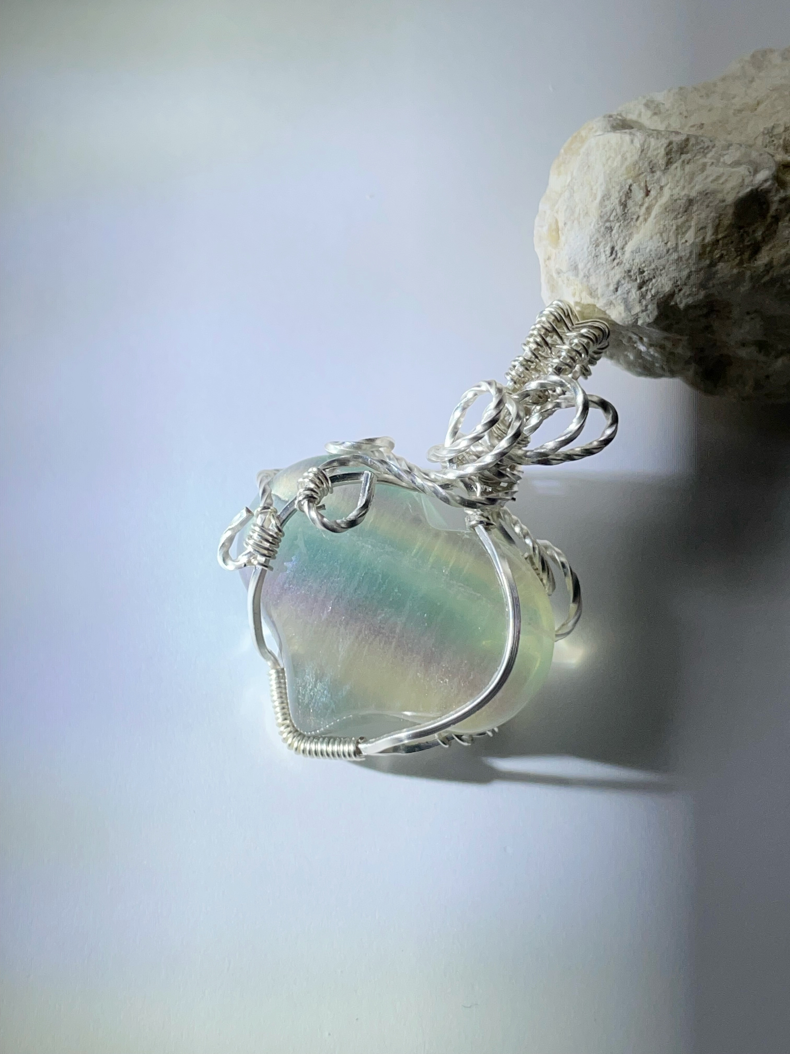 《♥型ペンダント》レインボーフローライトのハートペンダントトップ｜アレルギー対応・天然石・ワイヤーラッピング