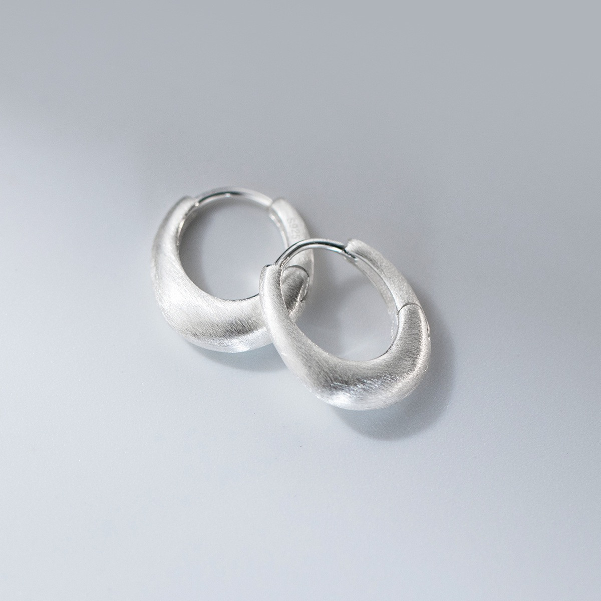 シルバー925  楕円形　艶消し　フープピアス　つけっぱなし　小さめ　ピアス　金屬アレルギー対応