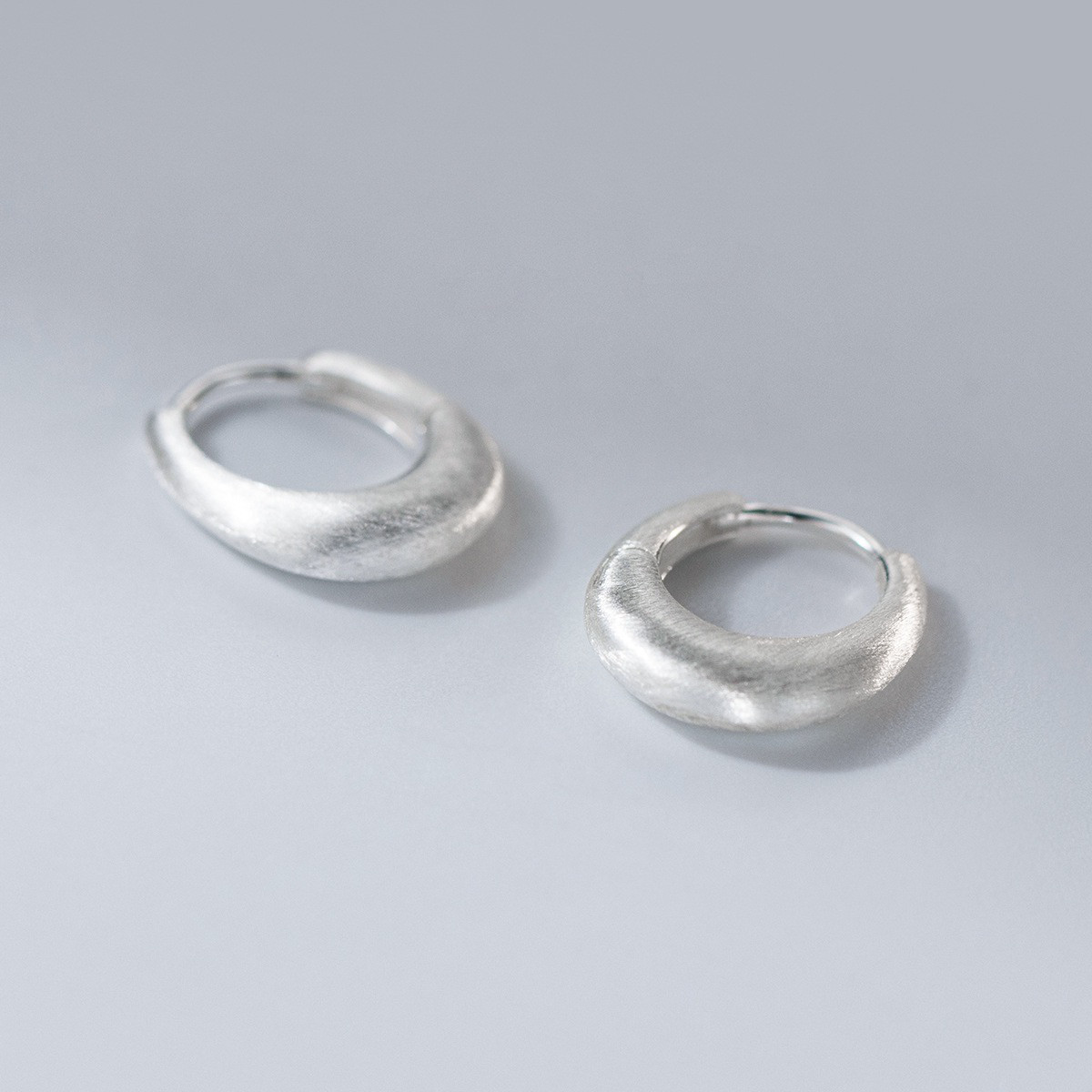 シルバー925  楕円形　艶消し　フープピアス　つけっぱなし　小さめ　ピアス　金屬アレルギー対応