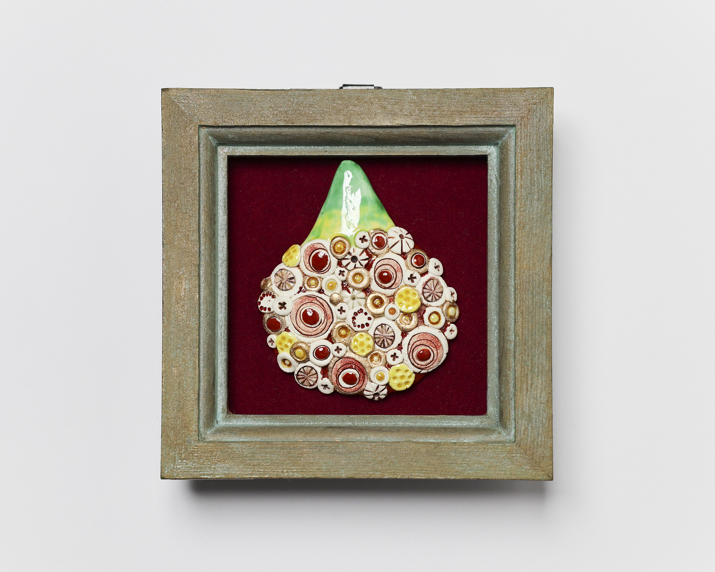 額入りブローチ　-球根-