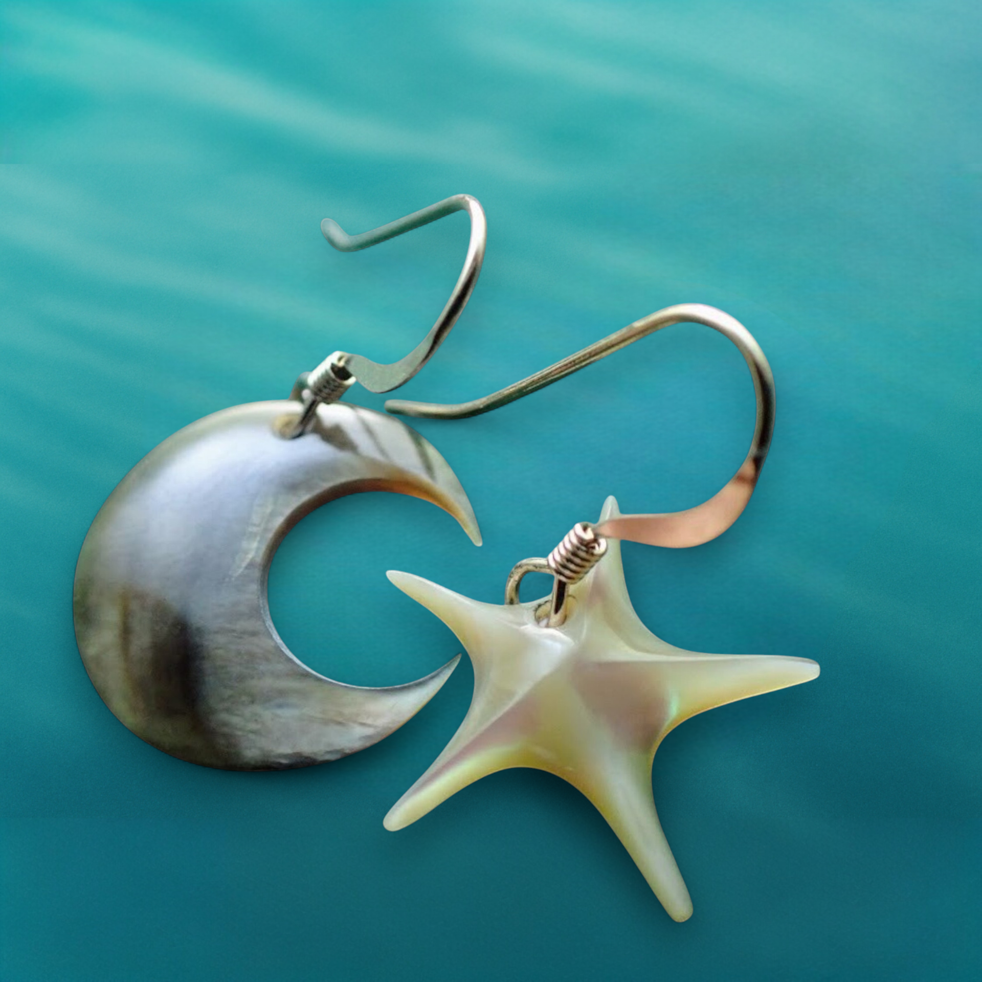 【一点物】夜光貝と黒蝶貝のアシンメトリーピアス｜14kgf＊月と星が揺れる冬の夜空の輝き