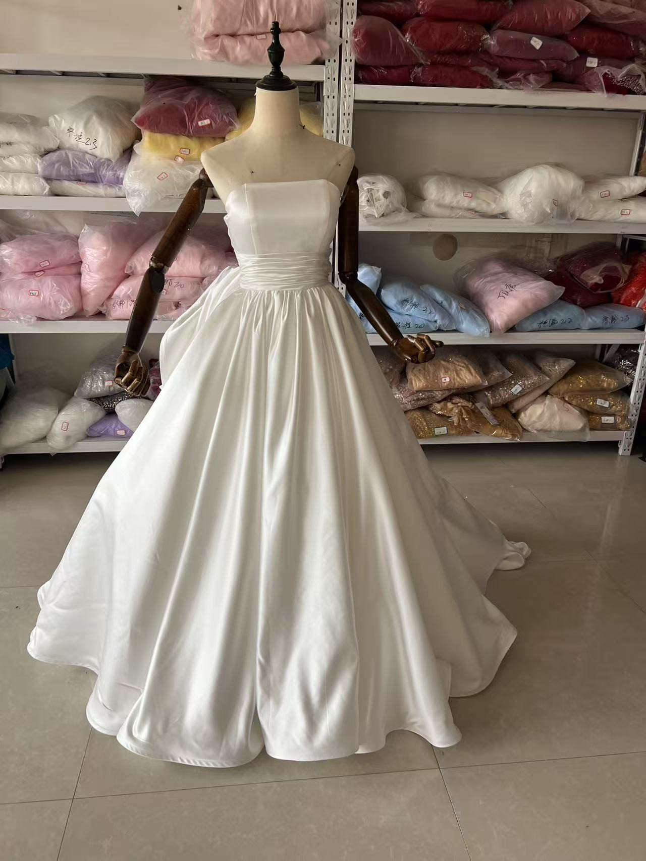 ウエディングドレス ベアトップ Aライン 光沢サテン 豪華なバックリボン ロングトレーン 結婚式