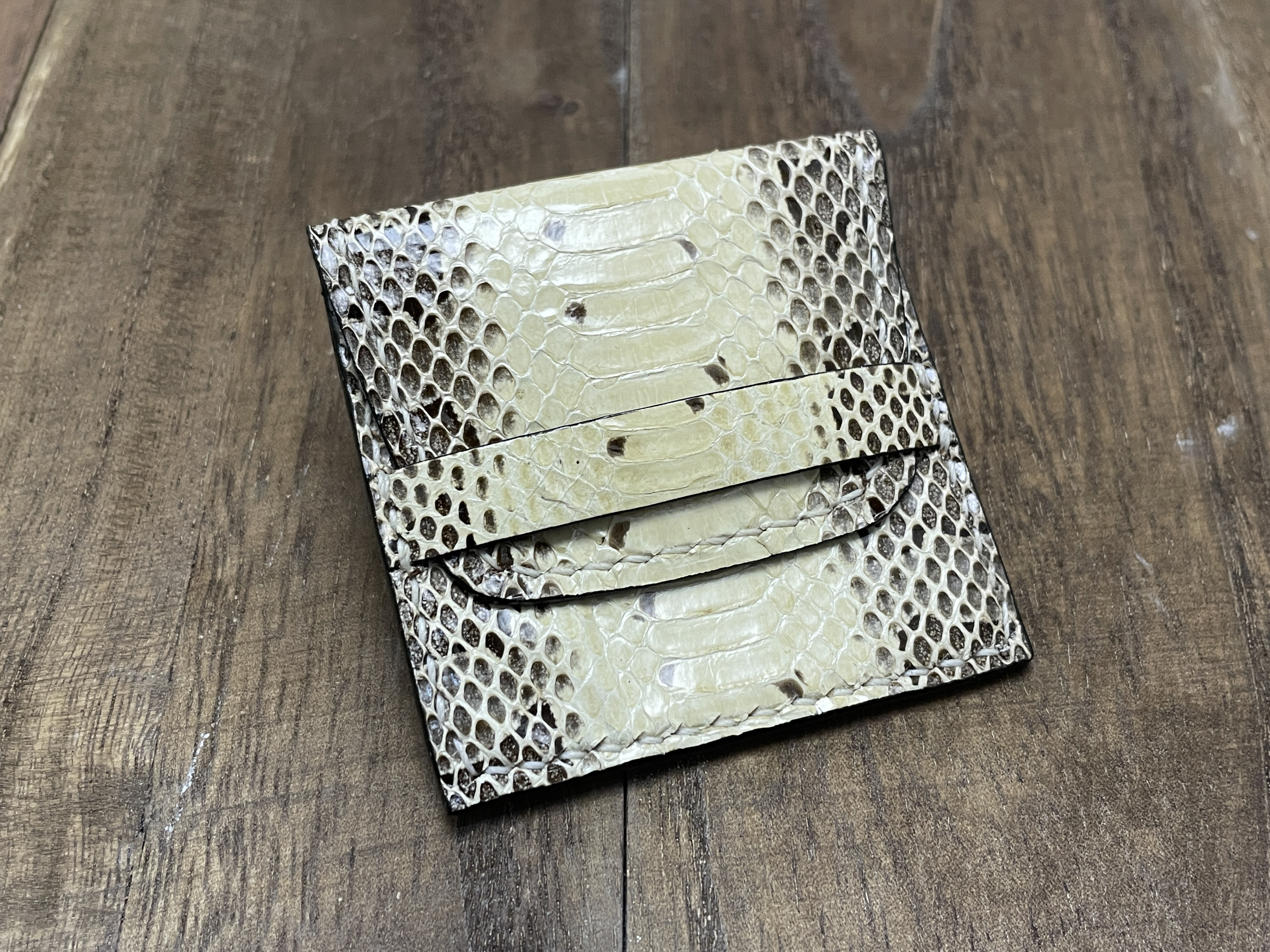 ミズヘビのポケット型コンドームケース