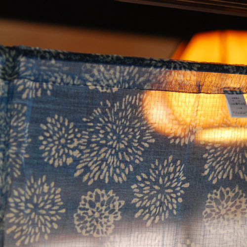 インド藍染めのれん85㎝✖️150㎝ のれん☆インド綿☆藍染め風☆「コタドリアインディゴ フラワー