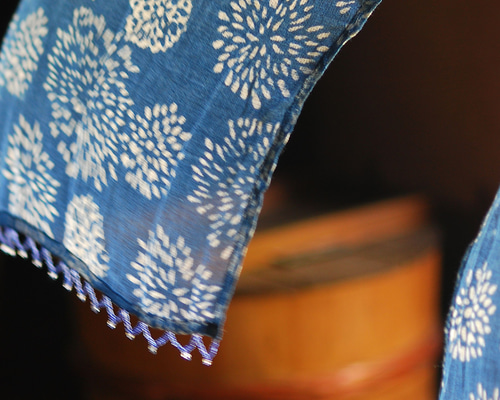 のれん☆インド綿☆藍染め風☆「コタドリアインディゴ フラワー85