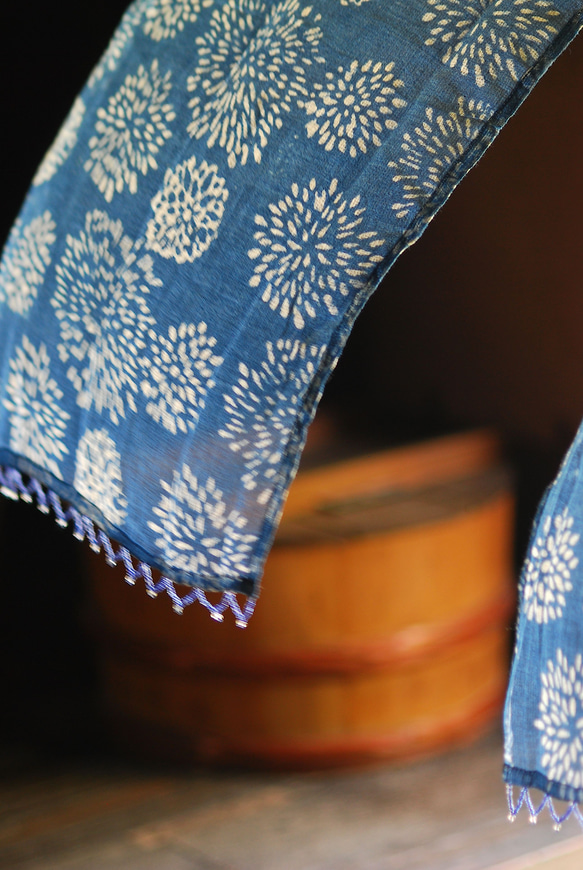 インド藍染めのれん85㎝✖️150㎝ のれん☆インド綿☆藍染め風☆「コタドリアインディゴ フラワー85