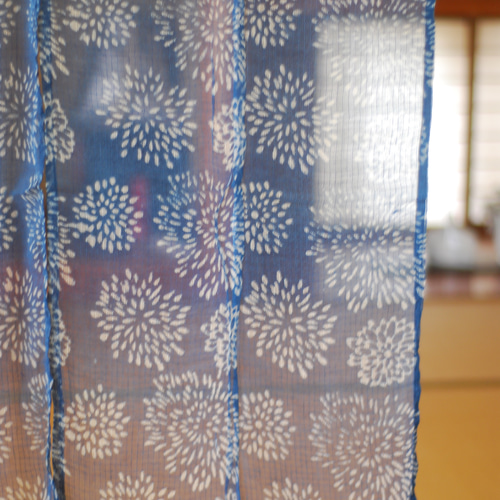 のれん☆インド綿☆藍染め風☆「コタドリアインディゴ フラワー85