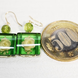 жK18YG 18金 天然リトアニア産グリーンアンバーバラモチーフピアス 3枚目の画像