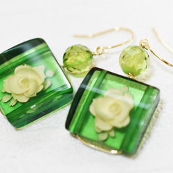 жK18YG 18金 天然リトアニア産グリーンアンバーバラモチーフピアス 2枚目の画像