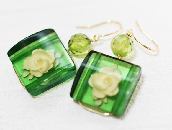 жK18YG 18金 天然リトアニア産グリーンアンバーバラモチーフピアス 2枚目の画像