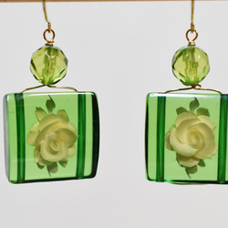 жK18YG 18金 天然リトアニア産グリーンアンバーバラモチーフピアス 5枚目の画像