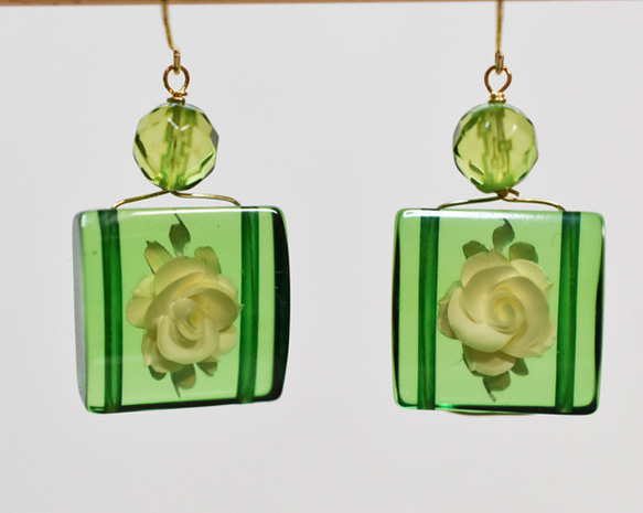 жK18YG 18金 天然リトアニア産グリーンアンバーバラモチーフピアス 5枚目の画像