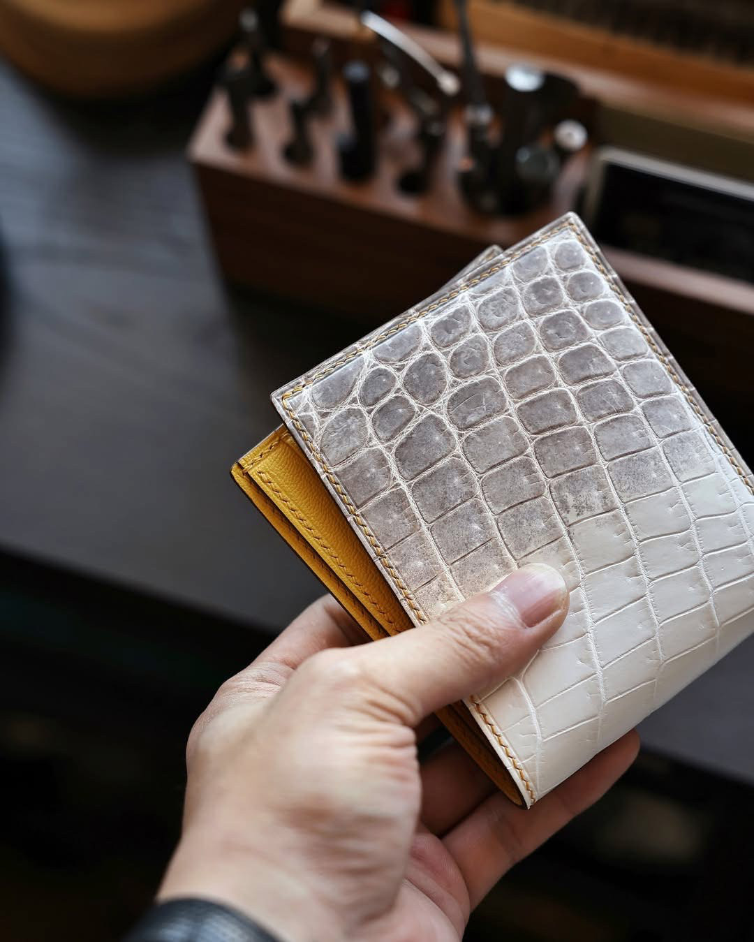 ヒマラヤワニ革使用２つ折り財布　手縫い商品