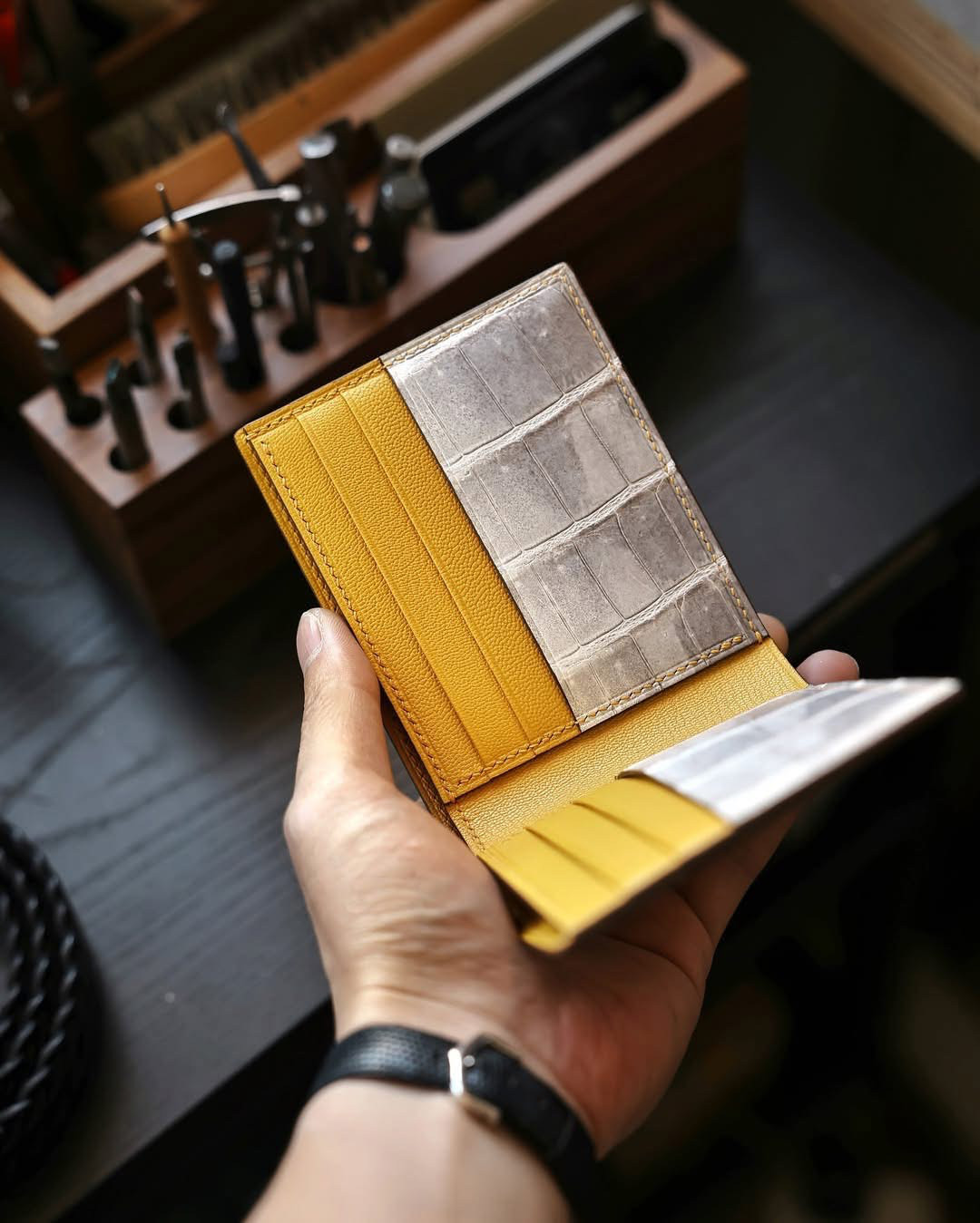 ヒマラヤワニ革使用２つ折り財布　手縫い商品