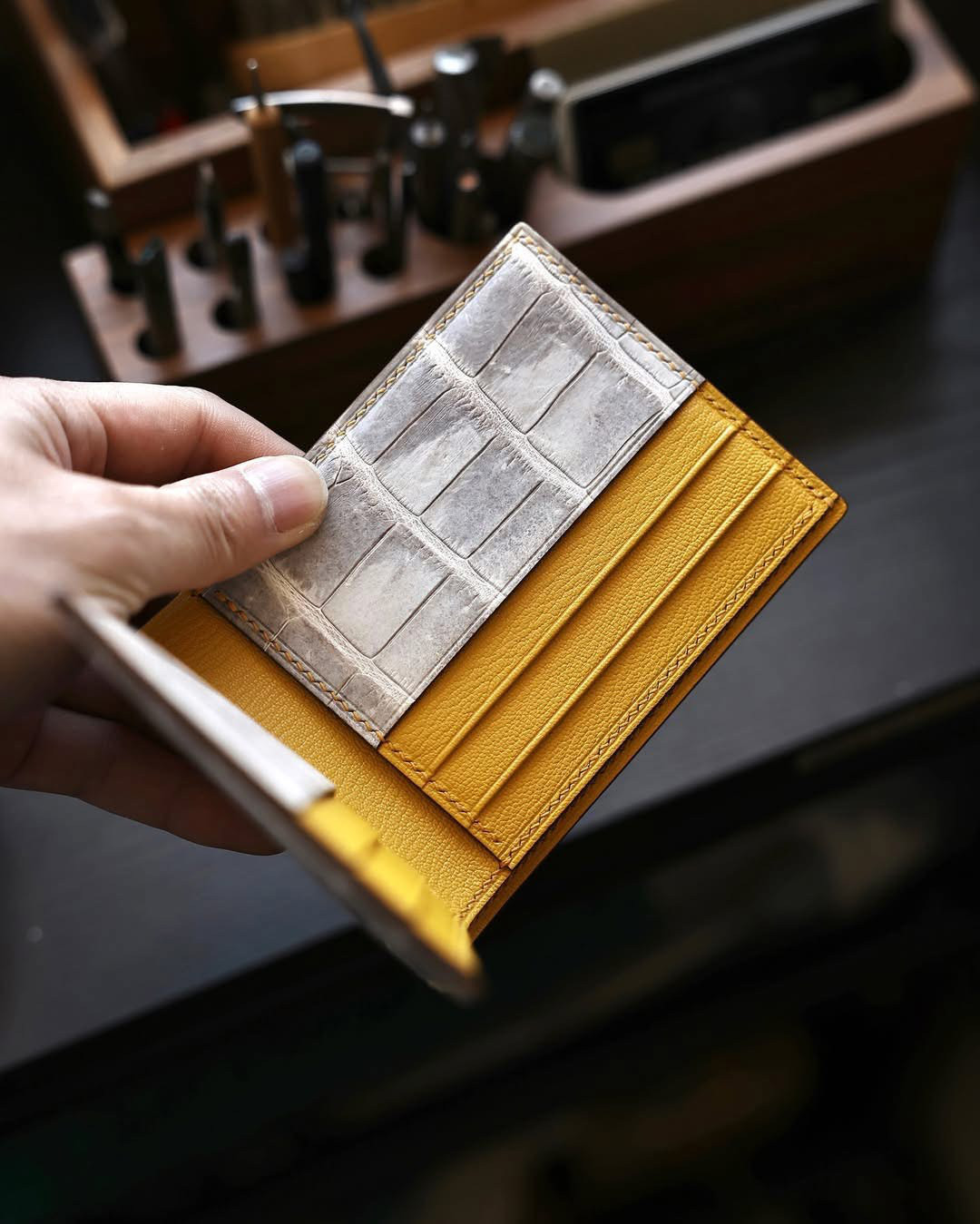 ヒマラヤワニ革使用２つ折り財布　手縫い商品