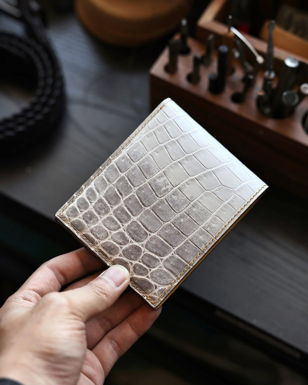 ヒマラヤワニ革使用２つ折り財布　手縫い商品