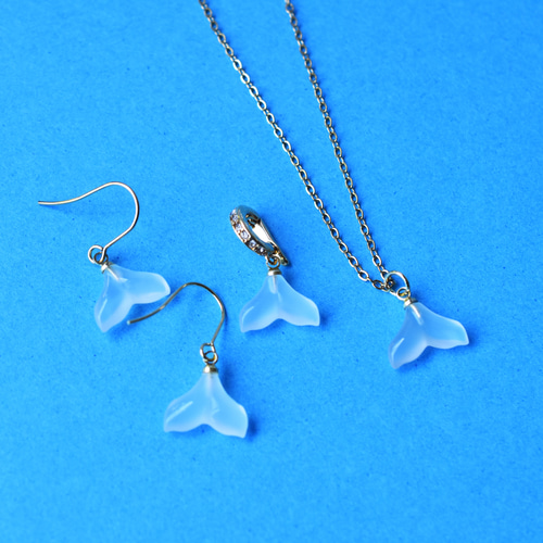 ホワイトマザーオブパール　ホエールテール　カービング　14kgf ピアス ホワイトマザーオブパール ホエールテール カービング 14kgf ピアス