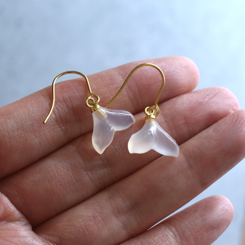 ホワイトマザーオブパール　ホエールテール　カービング　14kgf ピアス ホワイトマザーオブパール ホエールテール カービング 14kgf ピアス