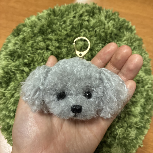 うるうるおめめのトイプードル ポンポン毛糸キーホルダー＊グレー