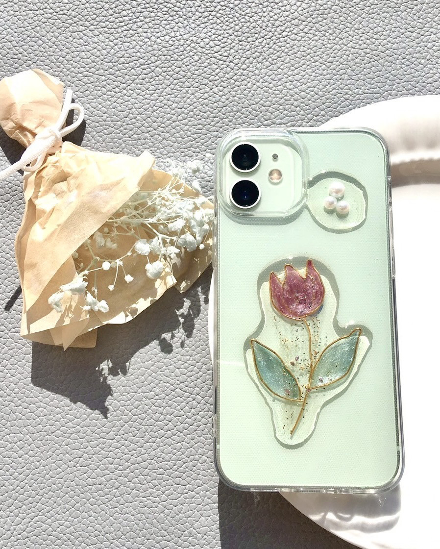 浮かび上がる一輪のチューリップ　ジェルネイル風　レジンスマホケース　iPhone16 Proケース　ボルドー花柄