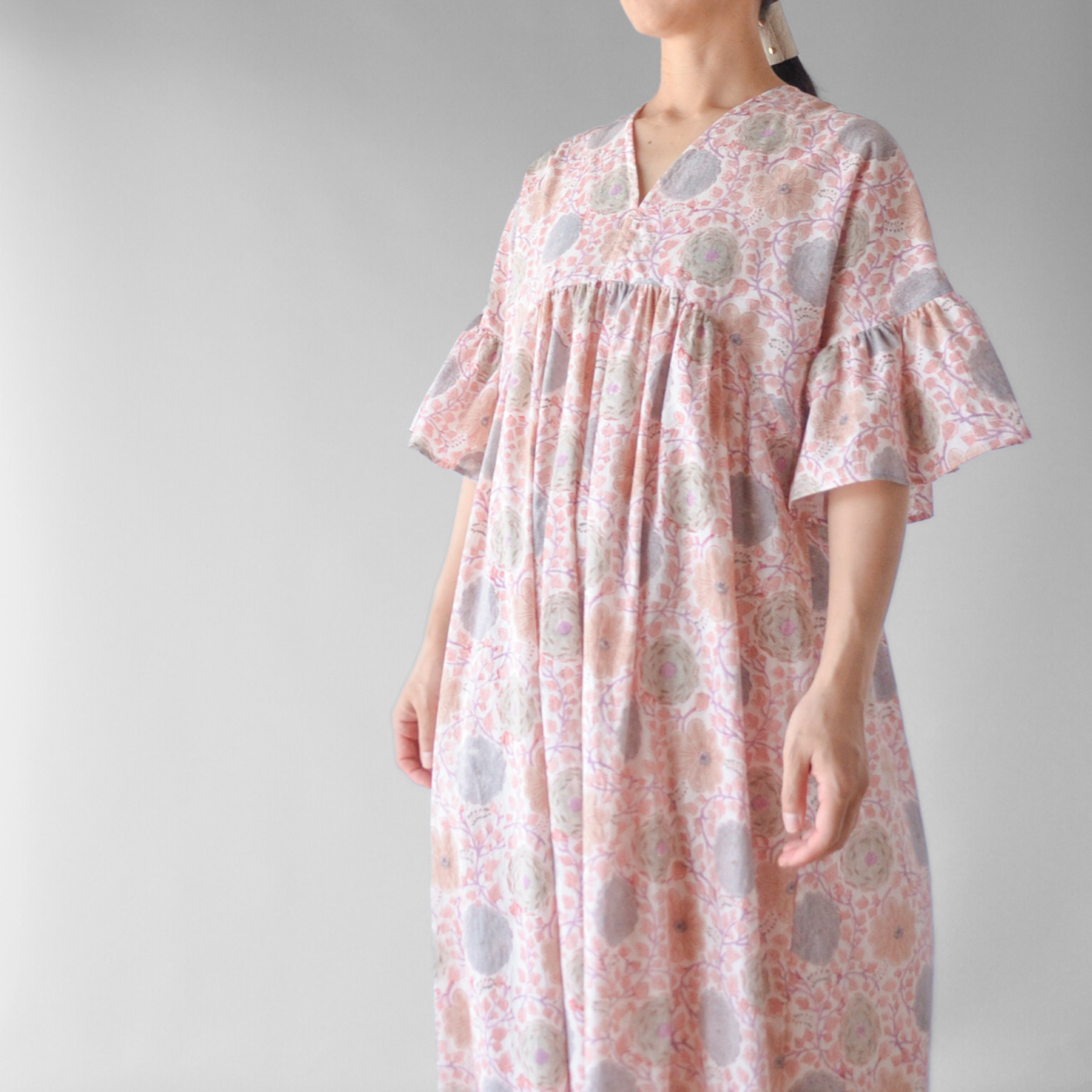 【限定１点】薄手で涼しい リラクシ―な大人のギャザーワンピース ブロックプリント 半袖 淡ピンク