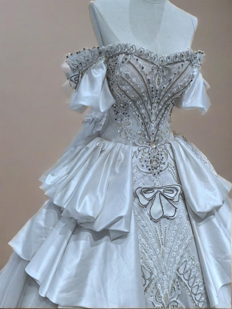 素敵  ウエディングドレス  グリッターのドレス 腰のプリーツで立体感を出す装飾 結婚式 三 次会D114