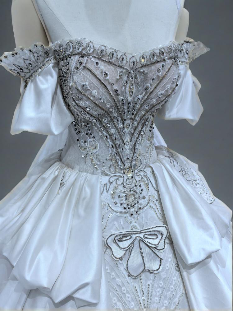 素敵  ウエディングドレス  グリッターのドレス 腰のプリーツで立体感を出す装飾 結婚式 三 次会D114