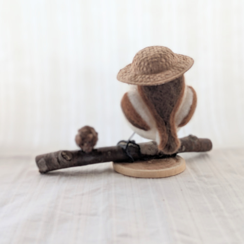 麦わら帽子を被った丸メガネのシマエナガさん 羊毛フェルト うめまる