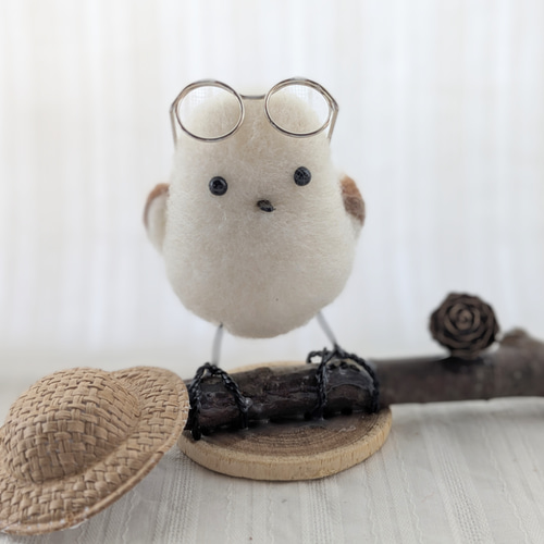麦わら帽子を被った丸メガネのシマエナガさん 羊毛フェルト うめまる