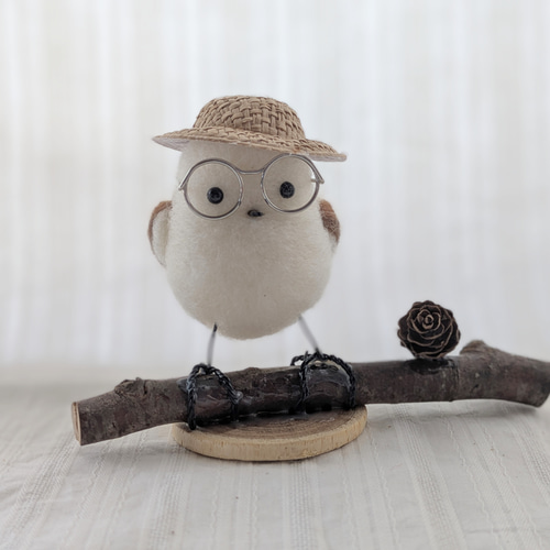 麦わら帽子を被った丸メガネのシマエナガさん 羊毛フェルト うめまる
