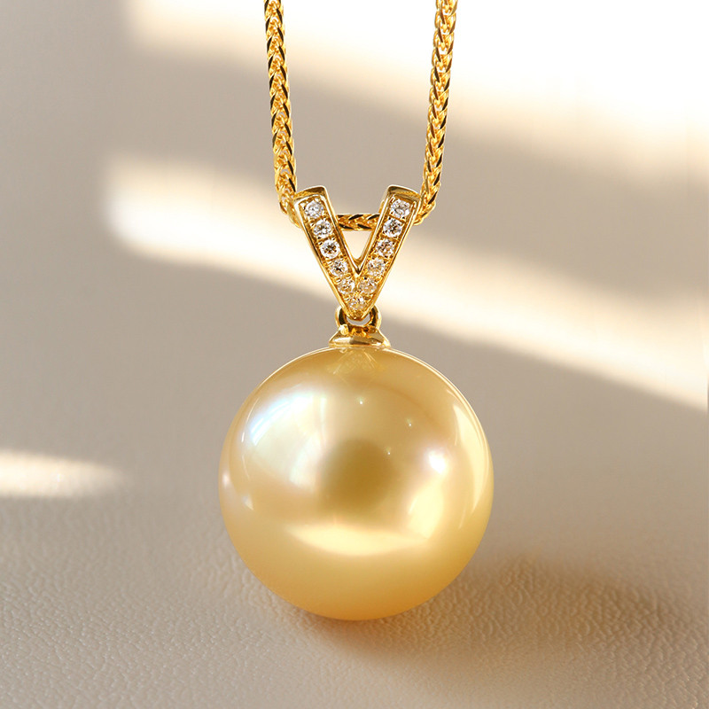 [ヘイズジュエリー] 優しいライトゴールドのシンプルなV字ペンダントラウンド11-13mm南洋天然海水真珠ネックレス18Kゴール