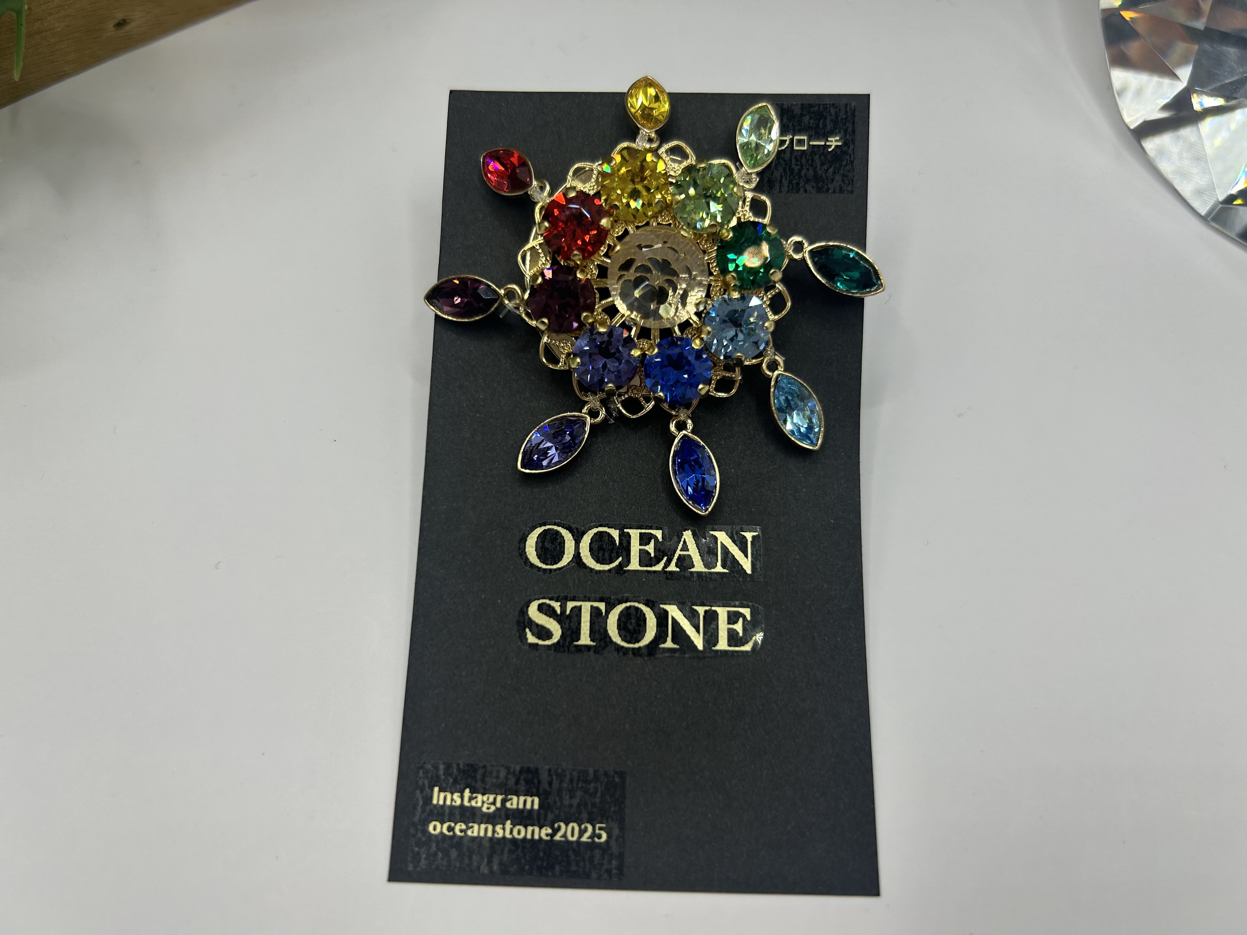 虹色の太陽ブローチ（ゴールド）OCEAN STONE
