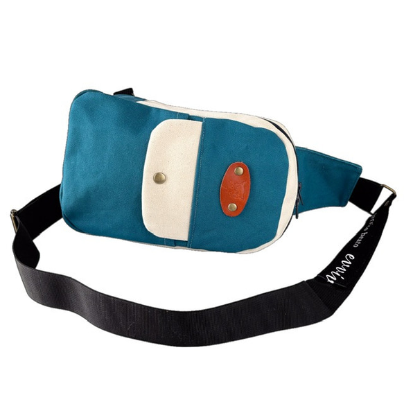 長財布ok⭐︎空色＋生成り帆布の猫boxerボディバッグ 2枚目の画像