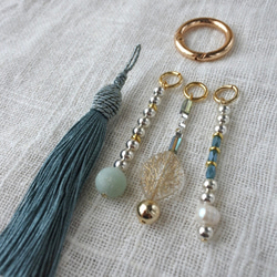 パーツ取り外し自由！装着簡単！大人可愛い　バッグチャーム　タッセル　おしゃれ　カバン　鞄　バッグ　ゴールド　ブルー 6枚目の画像