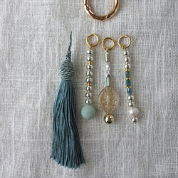 パーツ取り外し自由！装着簡単！大人可愛い　バッグチャーム　タッセル　おしゃれ　カバン　鞄　バッグ　ゴールド　ブルー 5枚目の画像